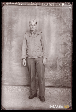Portrait en pied d'un goumier marocain (Le Val-d'Ajol)