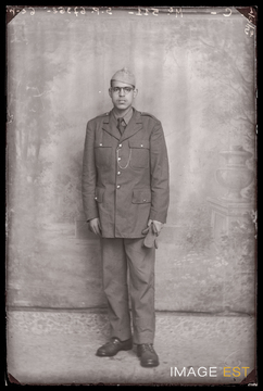 Portrait en pied d'un goumier marocain (Le Val-d'Ajol)