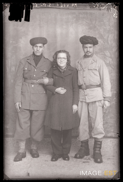Portrait en pied de deux goumiers marocains et une femme (Le Val-d'Ajol)
