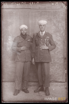 Portrait en pied de deux goumiers marocains (Le Val-d'Ajol)