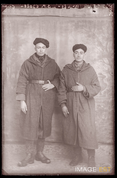 Portrait en pied de deux goumiers marocains (Le Val-d'Ajol)