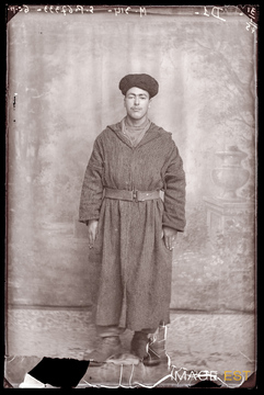 Portrait en pied d'un goumier marocain (Le Val-d'Ajol)
