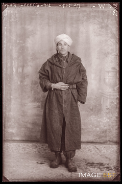Portrait en pied d'un goumier marocain (Le Val-d'Ajol)