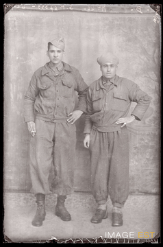 Portrait en pied de deux goumiers marocains (Le Val-d'Ajol)