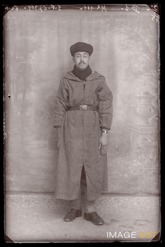 Portrait en pied d'un goumier marocain (Le Val-d'Ajol)
