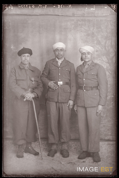 Portrait en pied de trois goumiers marocains (Le Val-d'Ajol)