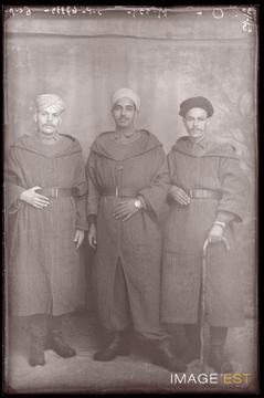 Portrait en pied de trois goumiers marocains (Le Val-d'Ajol)