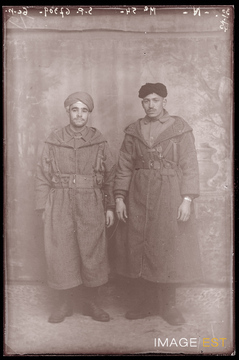 Portrait en pied de deux goumiers marocains (Le Val-d'Ajol)