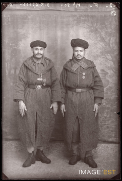 Portrait en pied de deux goumiers marocains (Le Val-d'Ajol)