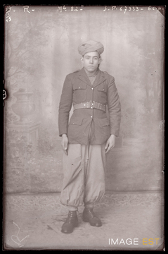 Portrait en pied d'un goumier marocain (Le Val-d'Ajol)