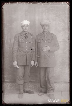 Portrait en pied de deux goumiers marocains (Le Val-d'Ajol)