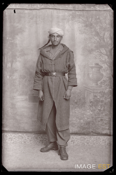 Portrait en pied d'un goumier marocain (Le Val-d'Ajol)