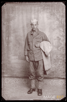 Portrait en pied d'un goumier marocain (Le Val-d'Ajol)