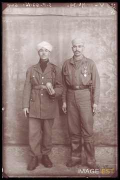 Portrait en pied de deux goumiers marocains (Le Val-d'Ajol)