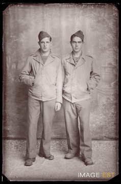 Portrait en pied de deux militaires français (Le Val-d'Ajol)