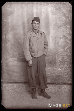 Portrait en pied d'un militaire marocain (Le Val-d'Ajol)