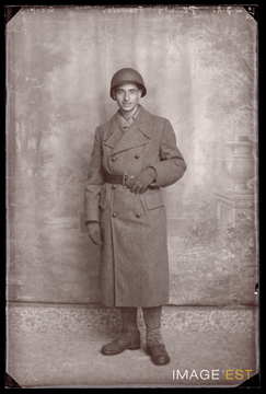 Portrait en pied d'un militaire français (Le Val-d'Ajol)