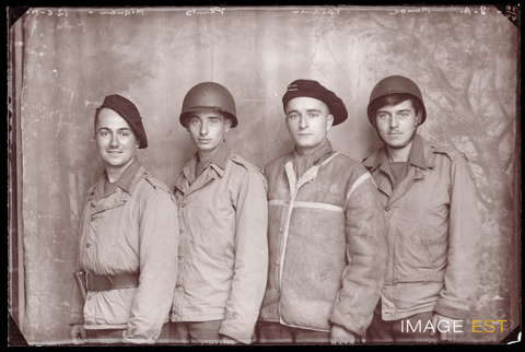 Groupe de quatre militaires français (Le Val-d'Ajol)