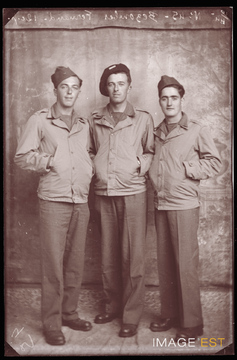 Groupe de trois militaires français (Le Val-d'Ajol)