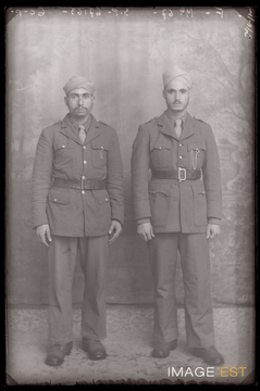 Portrait en pied de deux goumiers marocains (Le Val-d'Ajol)