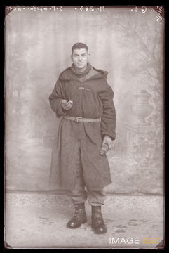 Portrait en pied d'un goumier marocain (Le Val-d'Ajol)