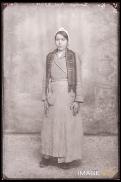 Portrait en pied d'une femme marocaine (Le Val-d'Ajol)