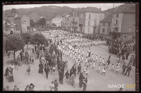 Défilé de jeunes gymnastes (Le Val-d'Ajol)