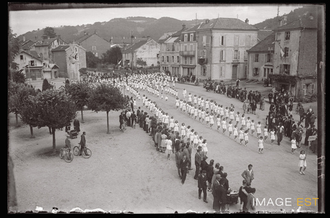 Défilé de jeunes gymnastes (Le Val-d'Ajol)