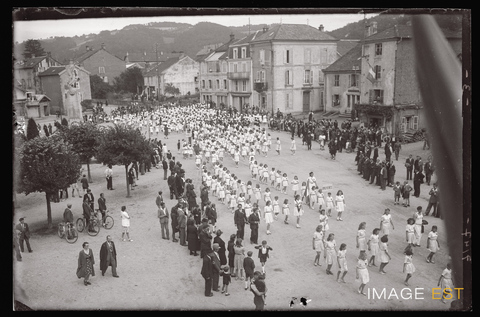 Défilé de jeunes gymnastes (Le Val-d'Ajol)