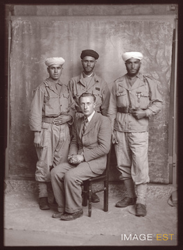Portrait en pied de goumiers marocains (Le Val-d'Ajol)