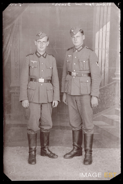 Portrait en pied de deux soldats allemands (Le Val-d'Ajol)