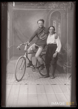 Cycliste sur une bicyclette (Le Val-d'Ajol)