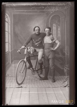 Cycliste sur une bicyclette (Le Val-d'Ajol)