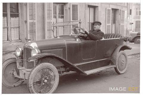 Chauffeur dans une automobile (Le Val-d'Ajol)