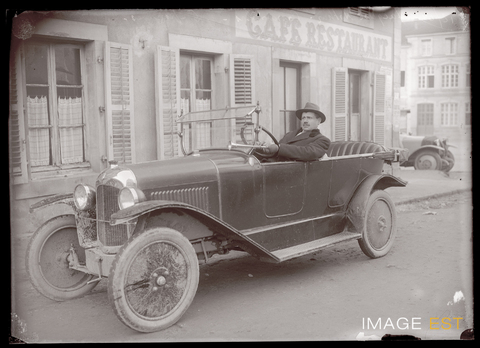 Conducteur dans une automobile (Le Val-d'Ajol)