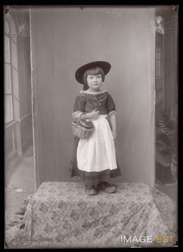 Portrait d'une fille (Le Val-d'Ajol)