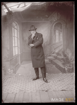 Portrait d'un homme en costume (Le Val-d'Ajol)