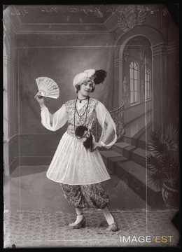Femme costumée (Le Val-d'Ajol)