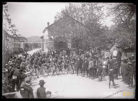 Départ d'une course cycliste (Le Val-d'Ajol)