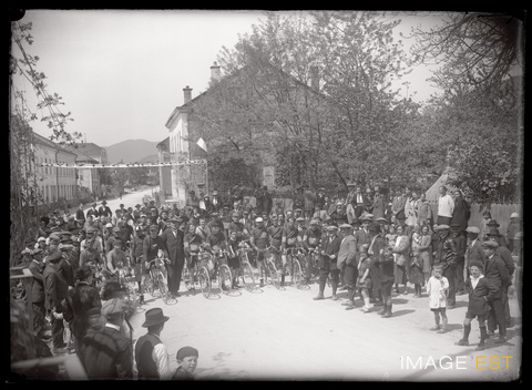 Départ d'une course cycliste (Le Val-d'Ajol)
