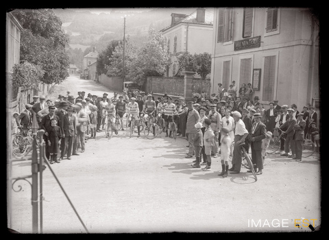 Départ d'une course cycliste (Le Val-d'Ajol)