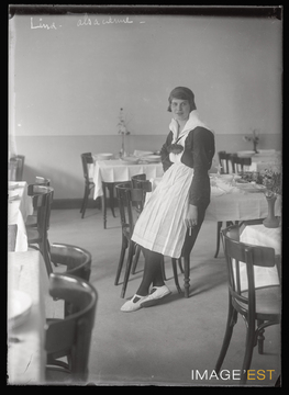 Serveuse d'un restaurant (Le Val-d'Ajol)