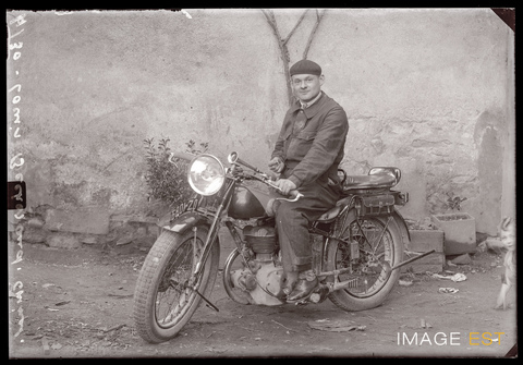 Homme sur une motocyclette (Le Val-d'Ajol)