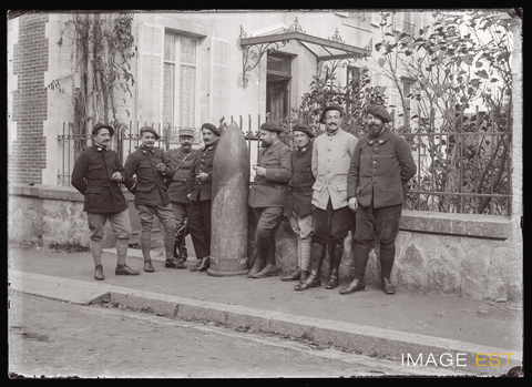 Militaires autour d'un obus (Le Val-d'Ajol)