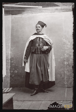 Militaire en burnous (Le Val-d'Ajol)