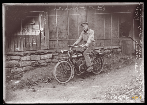 Mécanicien sur une motocyclette (Fougerolles)