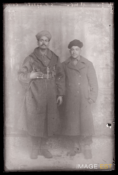 Portrait en pied de deux goumiers marocains (Le Val-d'Ajol)