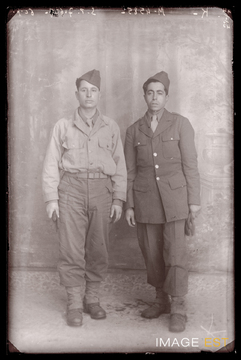 Portrait en pied de deux militaires marocains (Le Val-d'Ajol)