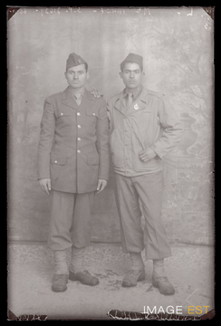 Portrait en pied de deux militaires marocains (Le Val-d'Ajol)