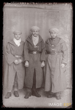 Portrait en pied de trois goumiers marocains (Le Val-d'Ajol)